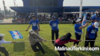 Peserta mengikuti lomba tarik tradisional pada acara lomba rakyat DPC Demokrat Malinau